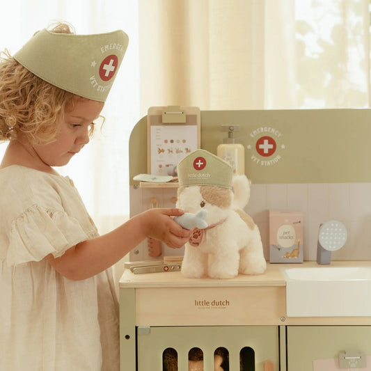 Wooden veterinary practice – Green – Essentials