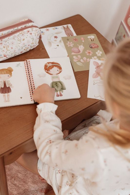 Dress me up book - Fairy Garden