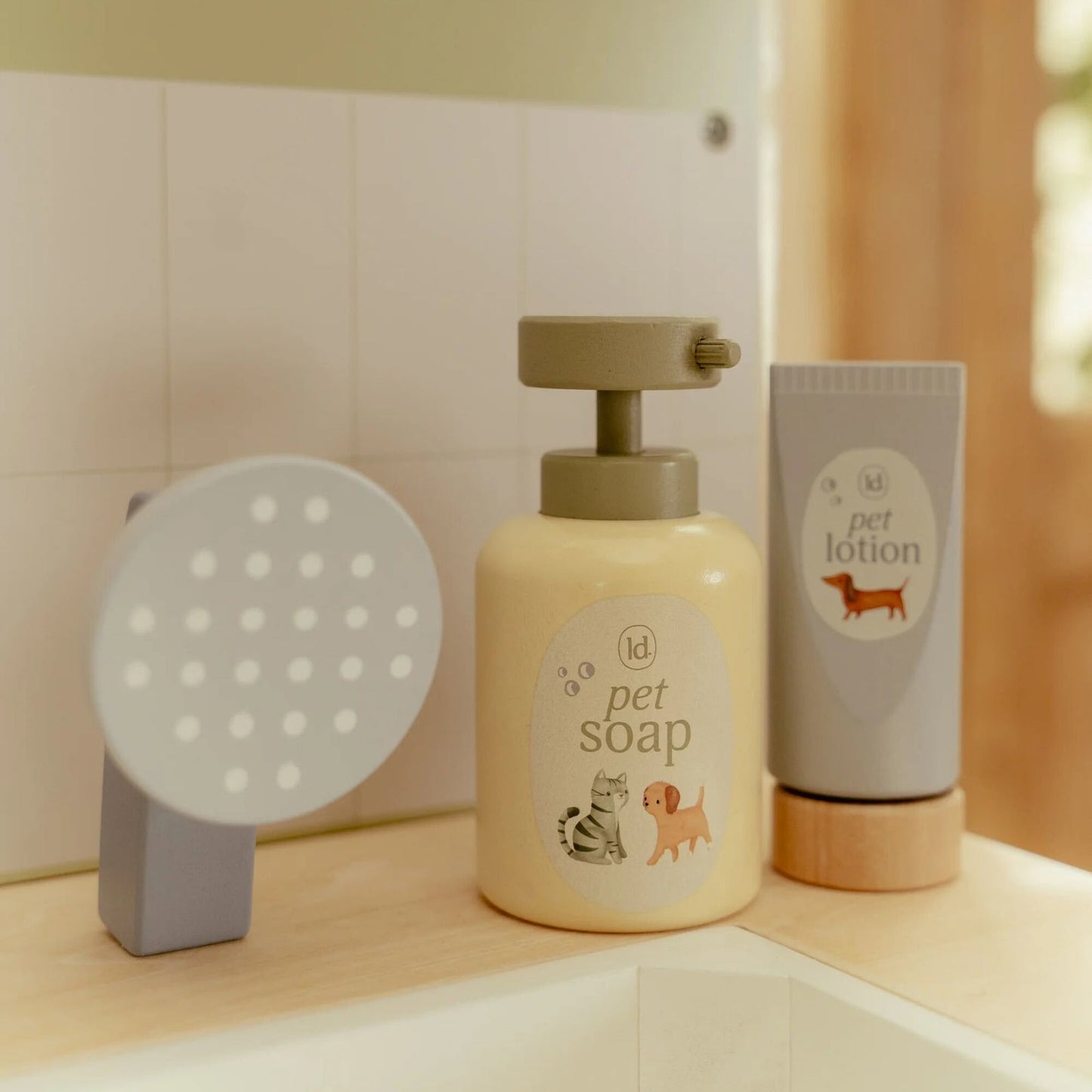 Wooden veterinary practice – Green – Essentials