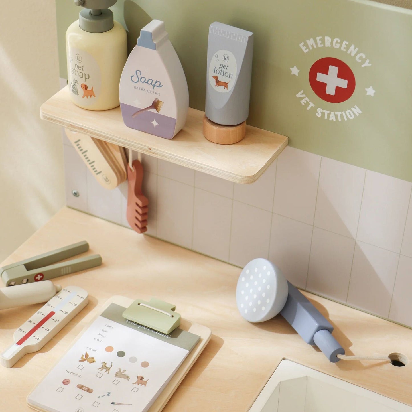 Wooden veterinary practice – Green – Essentials