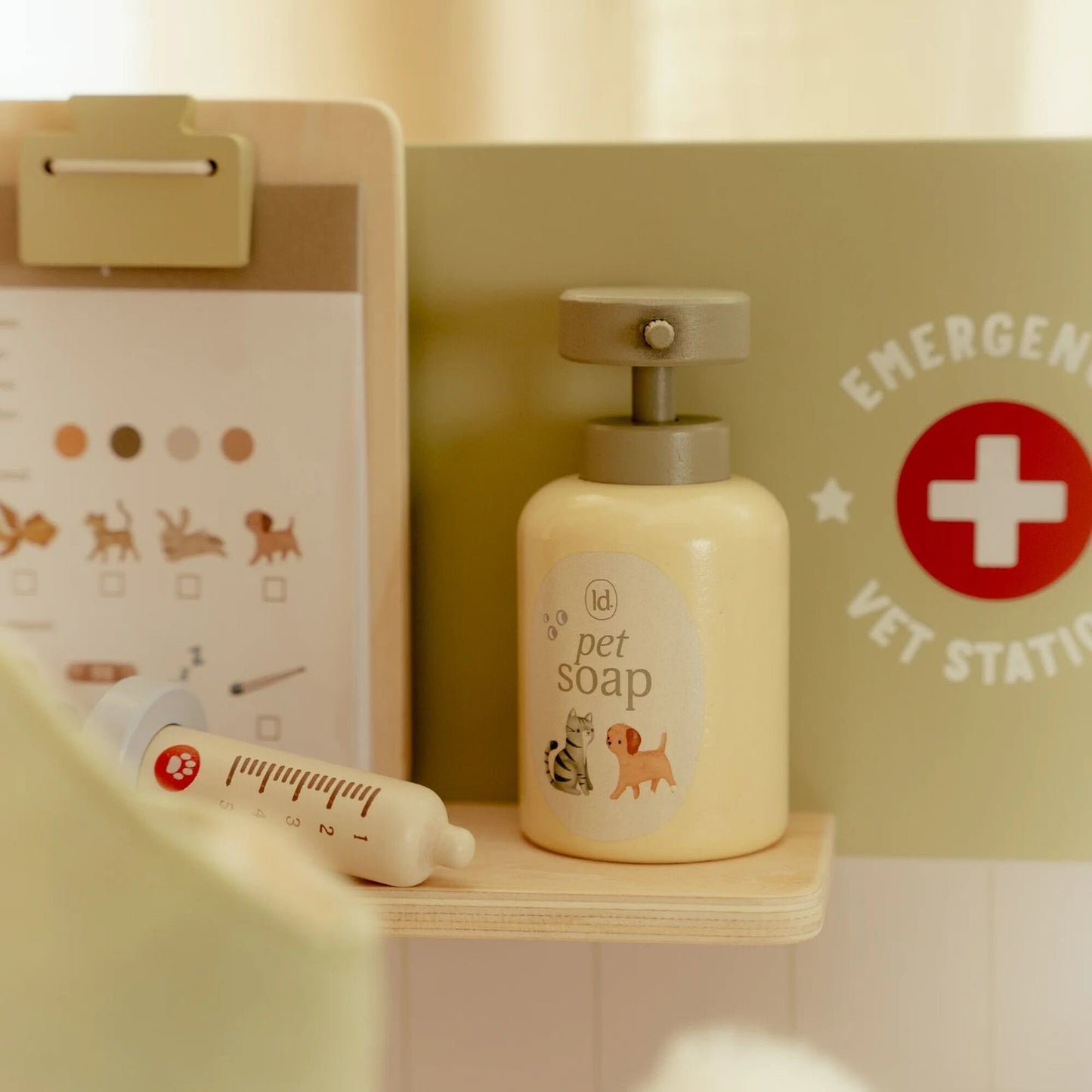 Wooden veterinary practice – Green – Essentials