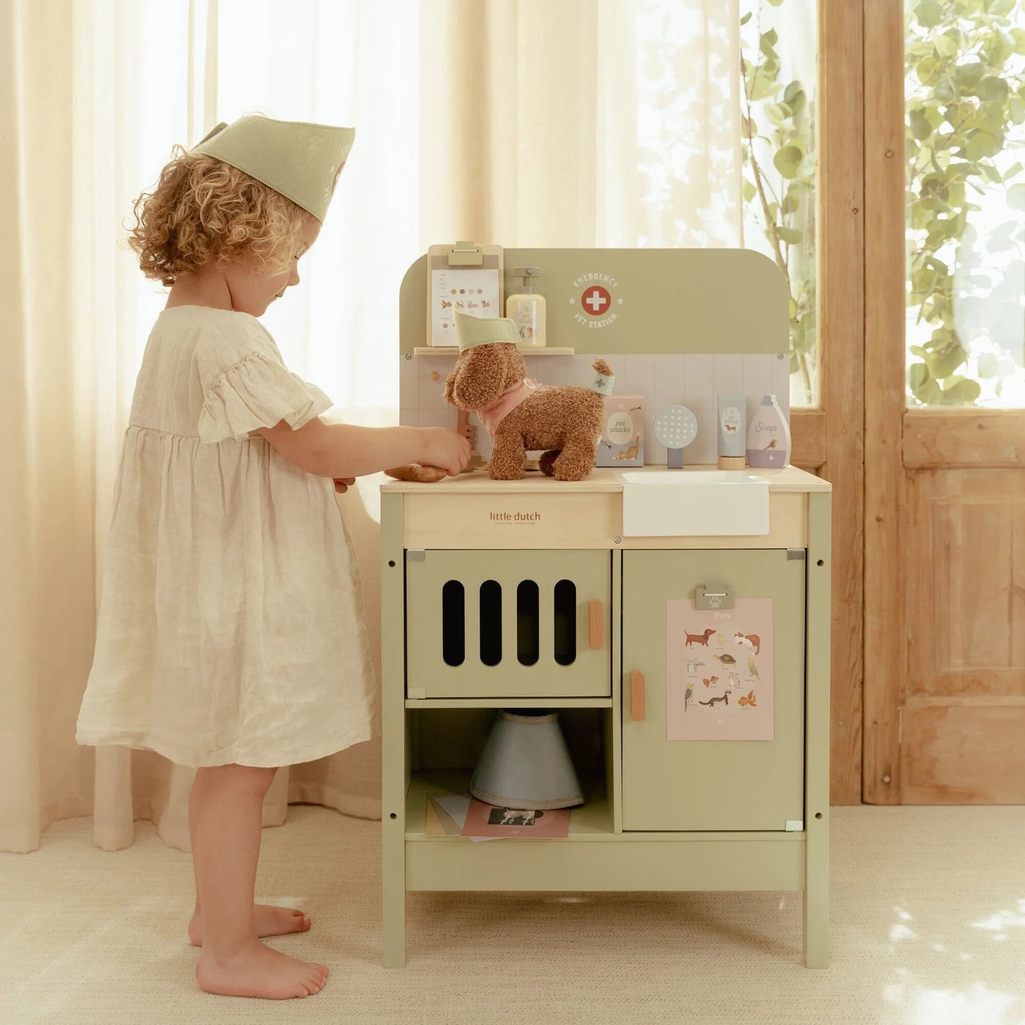 Wooden veterinary practice – Green – Essentials